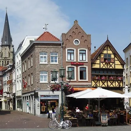 Tower Centre Apartment *